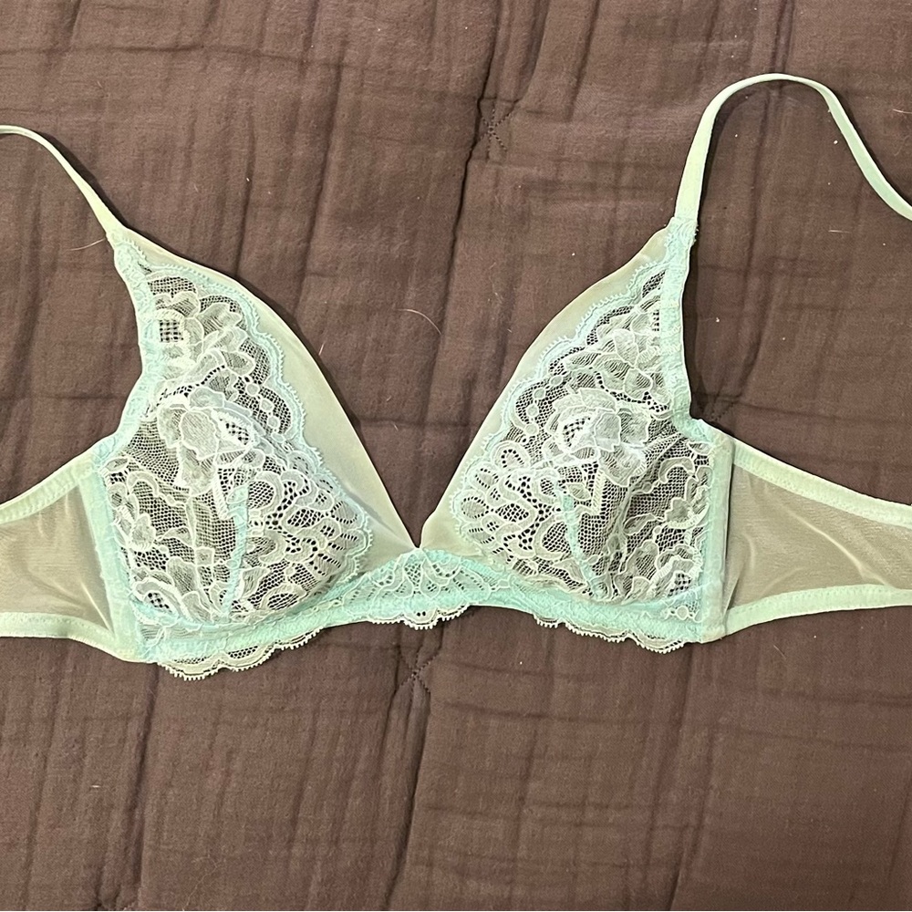 Christie’s famous Italian made lace bra in light blue 36B